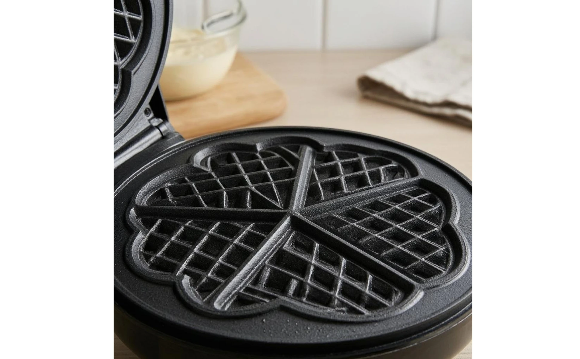 Clamshell Waffle Maker Non-Stick Electric Waffle Maker Small Appliance Indicator Lights Black