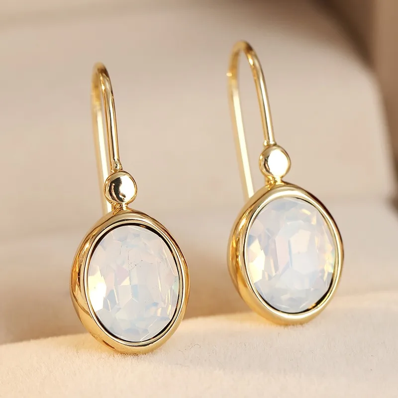 Vintage Ohrringe mit eingelegten weißen Steinen für Damen, trendige goldfarbene geometrische Ohrringe für den Alltag, Party-Schmuck, Jubiläumsgeschenk – Detail 3
