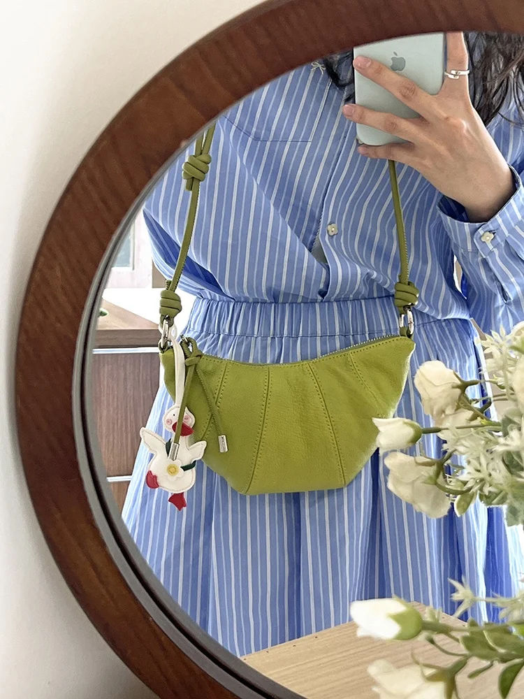 

Ette Sabine Многослойная овечья кожа Коровья рога ape Crossbody Мягкая современная нейтральная декоративная строчка Сумка для пельменей для ежедневного использования