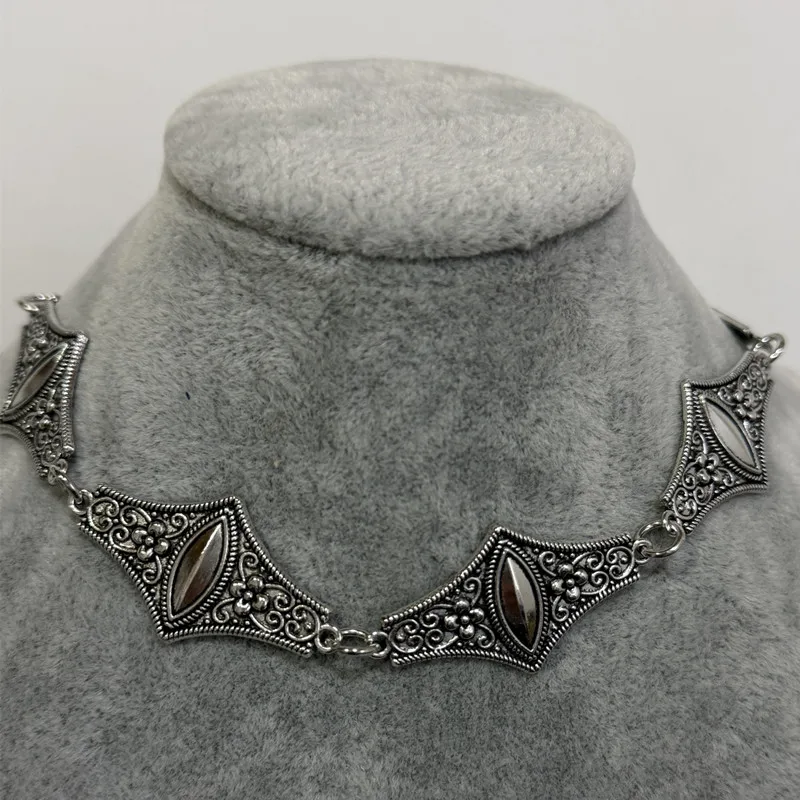Hip-Hop Punk Bohemian Ethnische Choker-Halskette in Silberfarbe mit Gravur, Charm-Choker für Damen, Party- und Alltagsschmuck – Detail 5