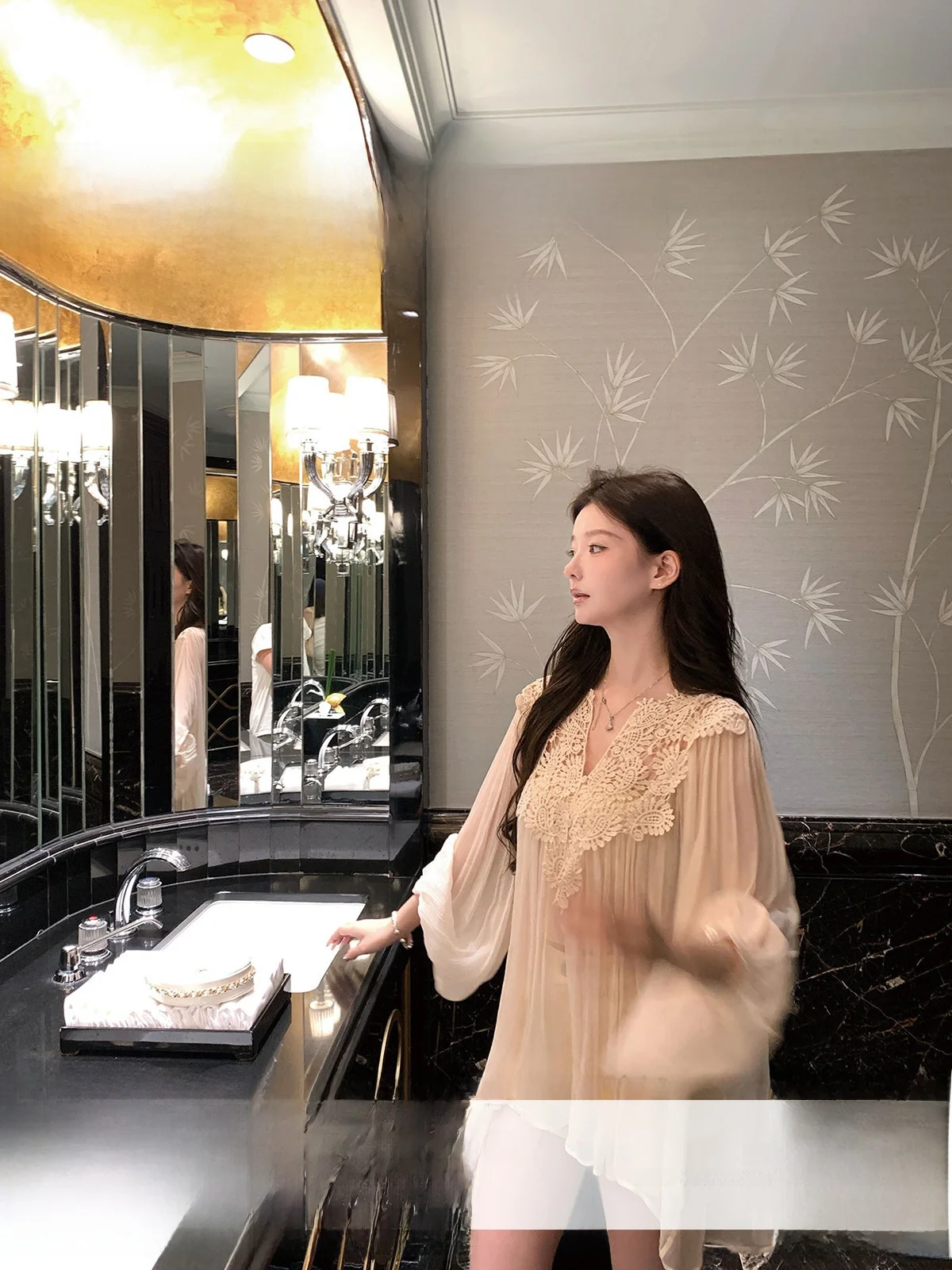 

Женский топ YOLI Zhang Yuli с кружевной отделкой и V-образным вырезом, свободного кроя, из мягкого полиэстера, в пастельных тонах, для повседневной носки, весенняя мода