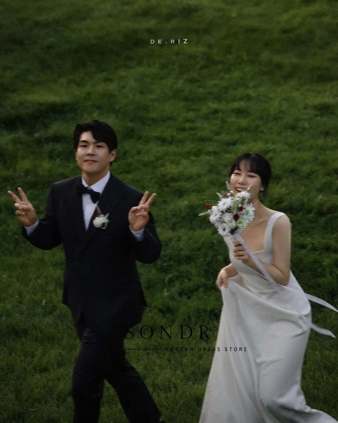 فستان زفاف كوري بسيط بدون أكمام من Sondr بياقة مربعة في الهواء الطلق مخصص أنيق لالتقاط الصور لحفلات الزفاف الذاتي #3