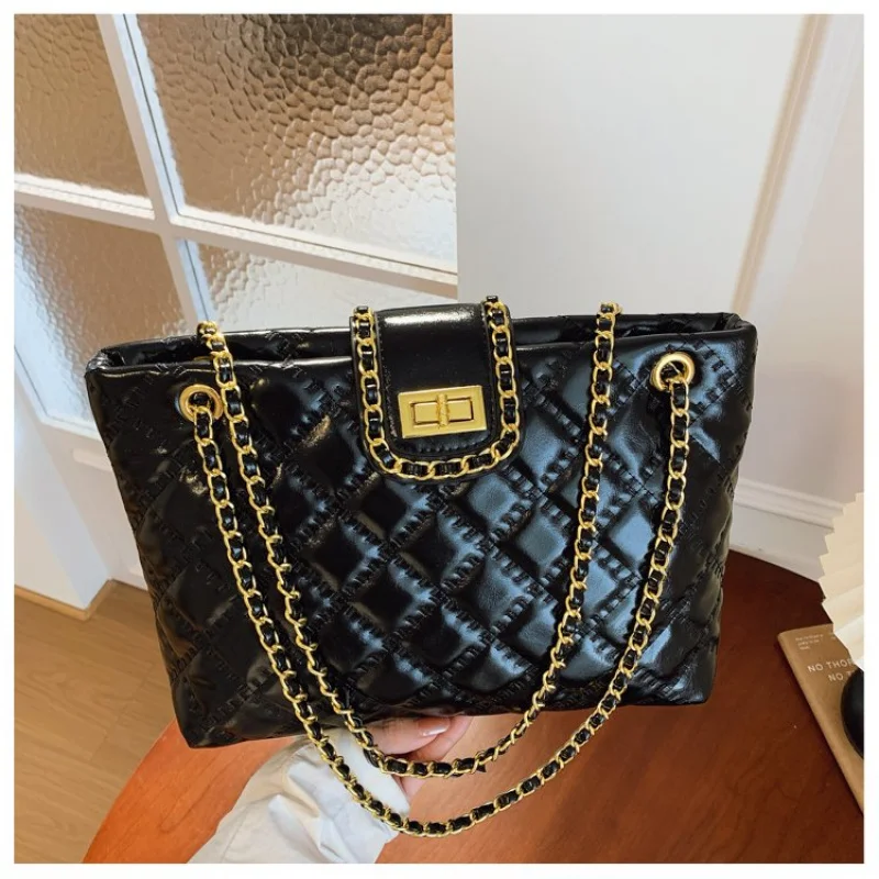 

High-End Ladies Messenger Bag Crafted From Jasmine-Patterned Leather Featuring Casual Paris Daily Look​