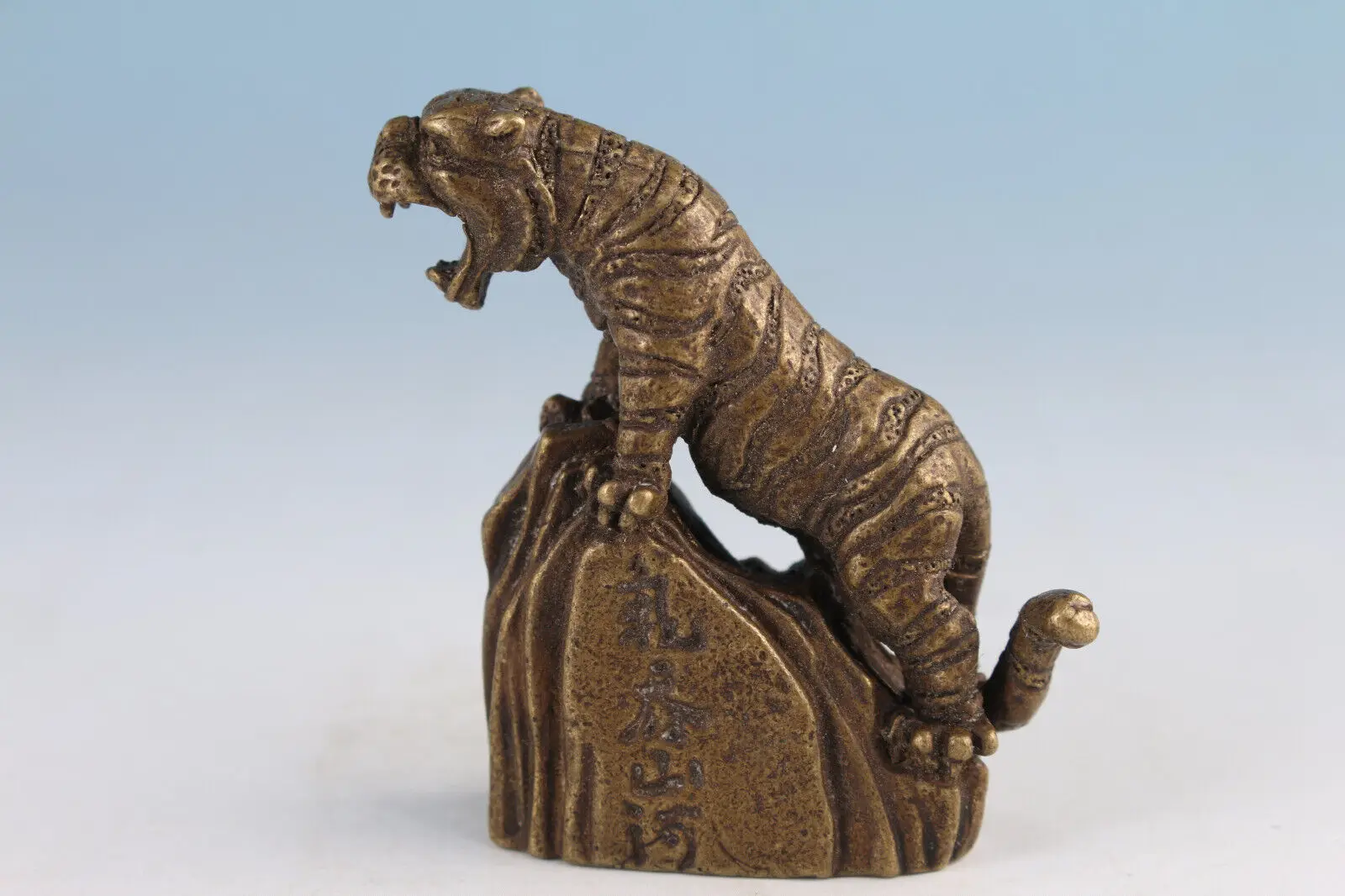 Rare chinese bronze hand cast up tiger statue collectable figure gift netsuke