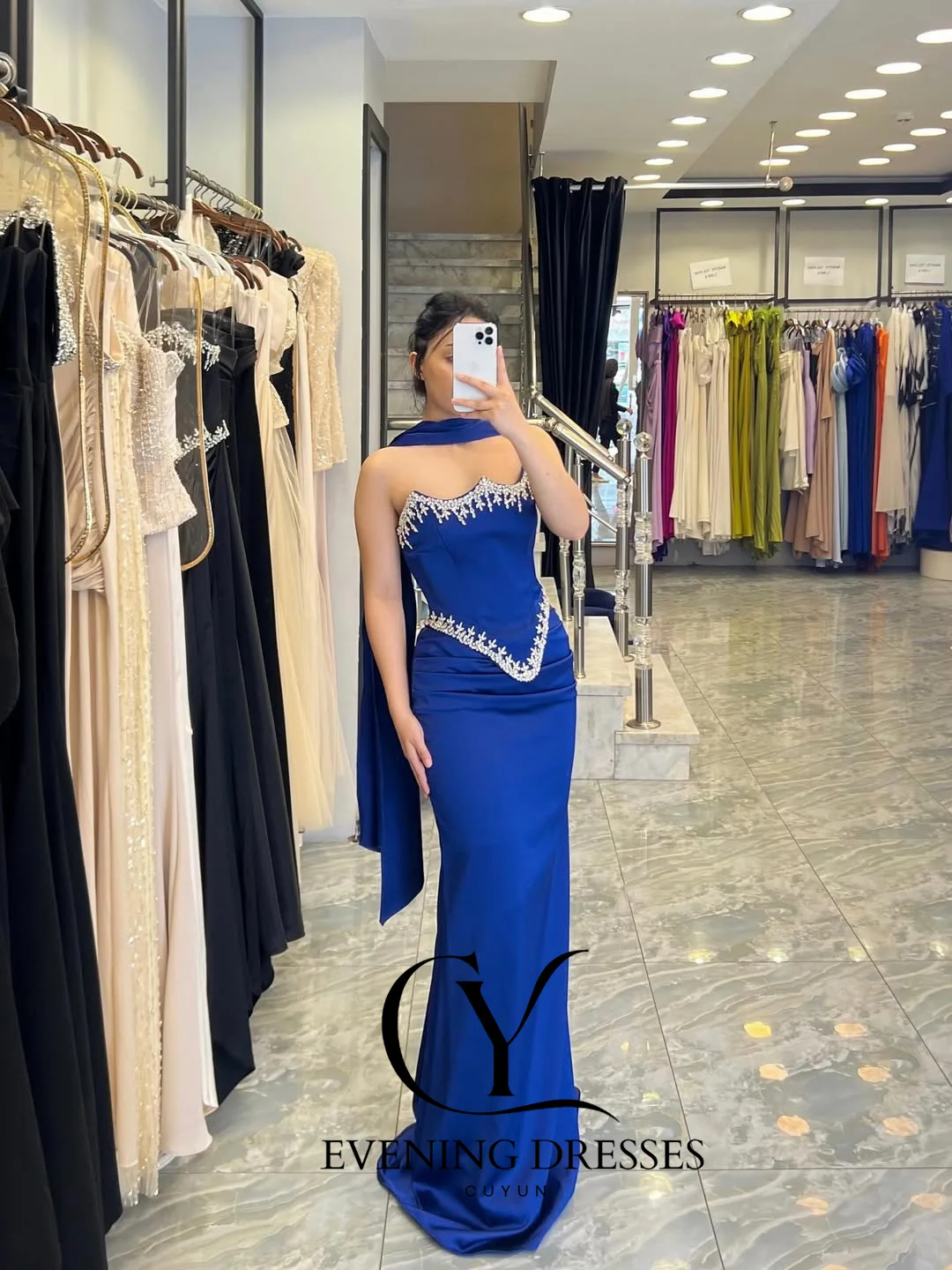 فستان سهرة نسائي فاخر باللون الأزرق الملكي من CUYUN مع خرز مخصص أنيق بدون حمالات لحفلات أعياد الميلاد وحفلات التخرج مناسبة خاصة