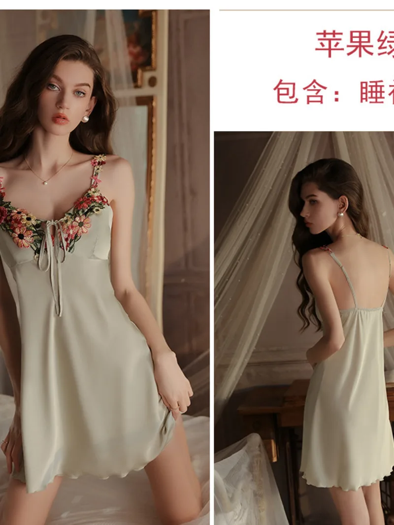 大きいサイズのセクシーな女性用パジャマ、胸クッション付きディープ V、軽くて豪華なシルクの滑らかなサテンのサスペンダーナイトガウンホーム UGOA