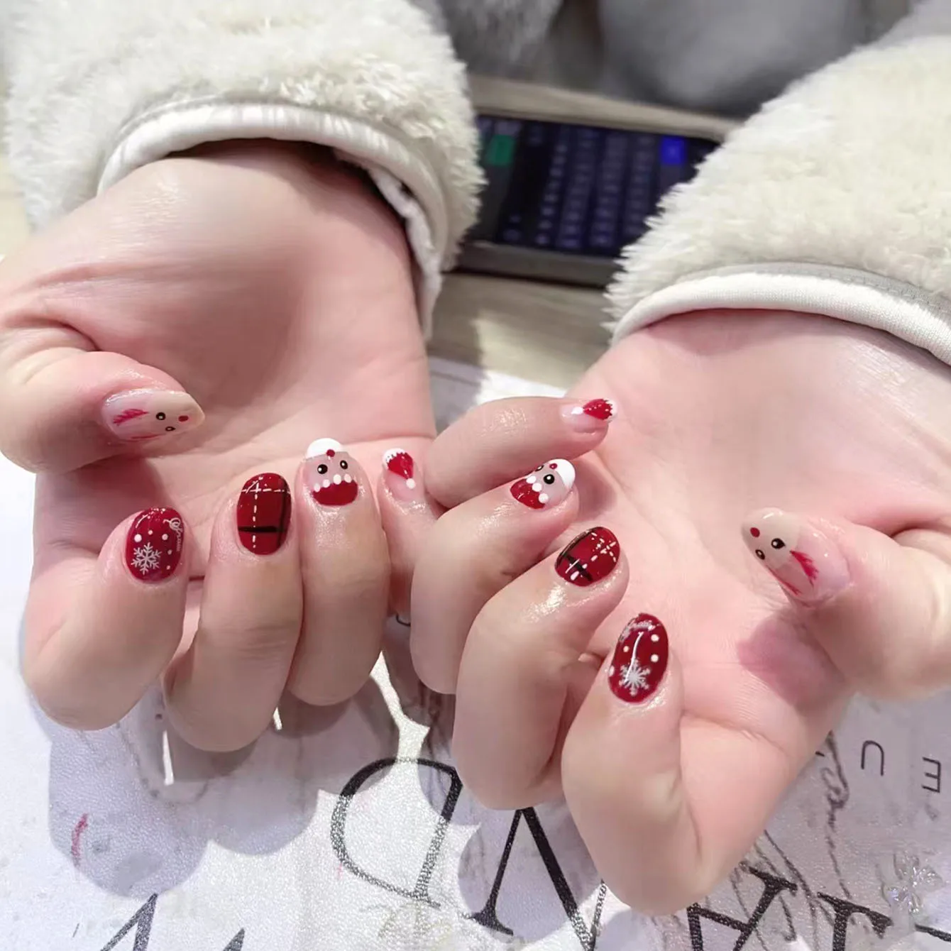 

24PCS Short Round False Nails Christmas Reindeer Snowflake Patterns Fake Nails Red Plaid Almond Acrylic Wearable Press on Nails