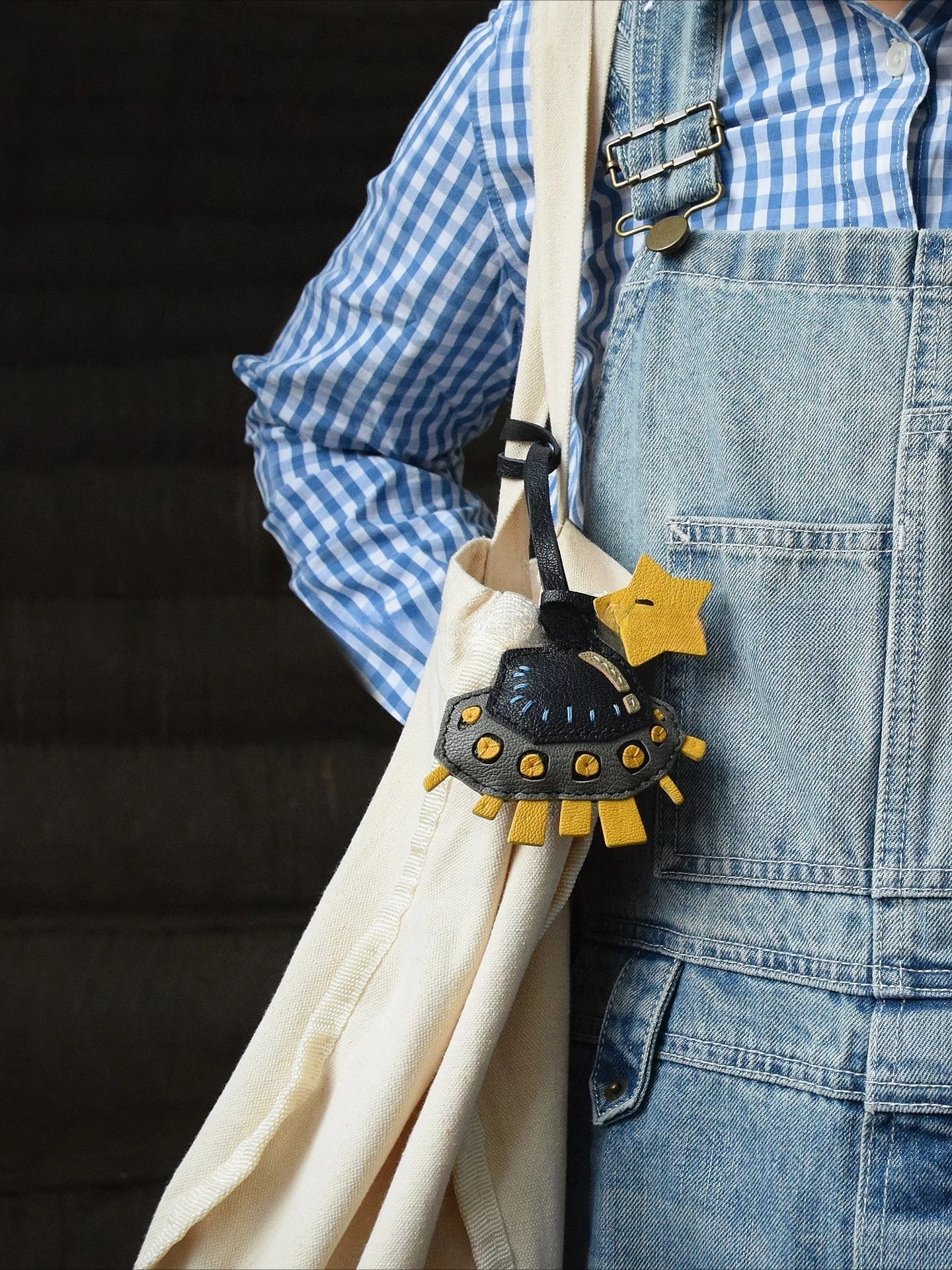 

The first layer of cowhide small spaceship pendant key pendant cute mini decoration gift cartoon pendant handmade bag hanging