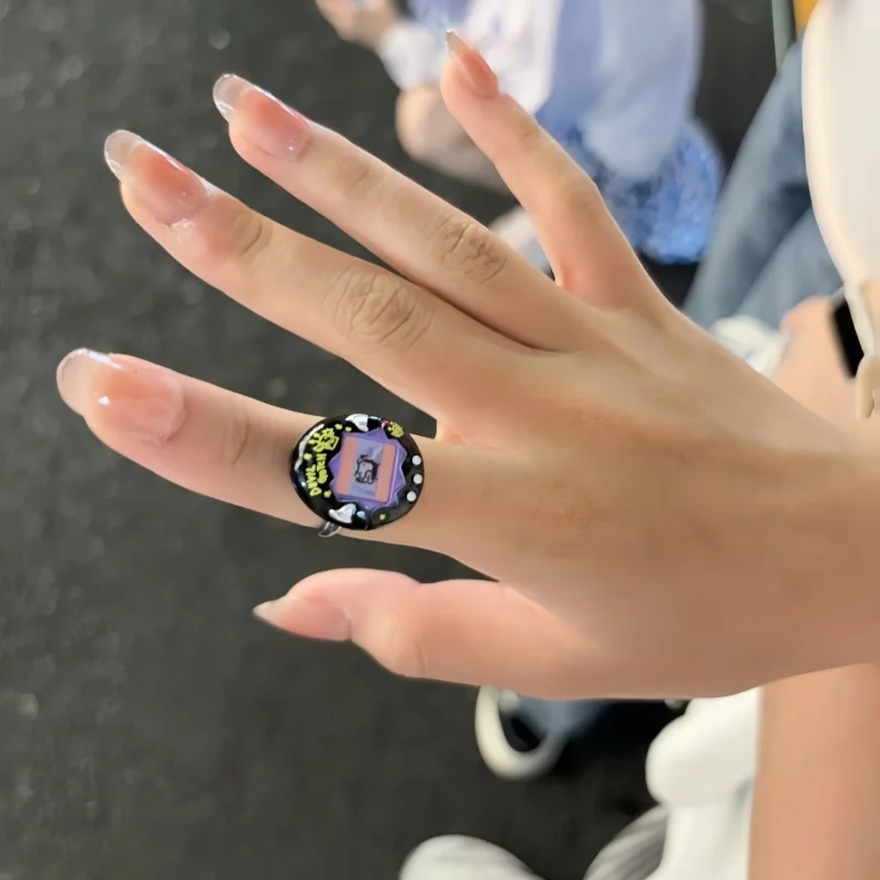 Disponibile Nuovo autentico V4 macchina elettronica per animali domestici gioco styling anello anello capsula giocattolo decorativo il miglior regalo di compleanno per le ragazze