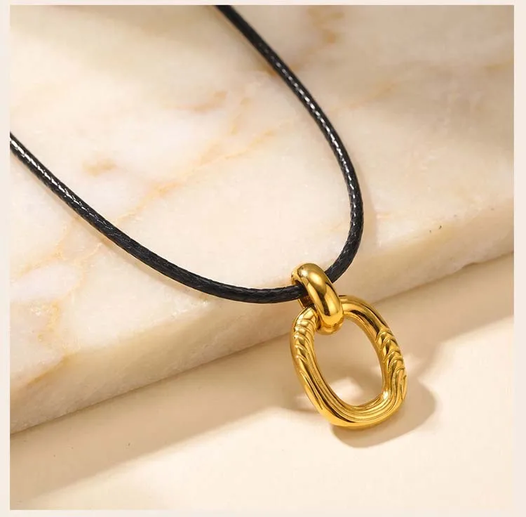 Halskette mit schwarzem Wachsschnurband, ovaler Anhänger aus goldfarbenem Edelstahl, rostbeständiger, minimalistischer Statement-Schmuck – Detail 4