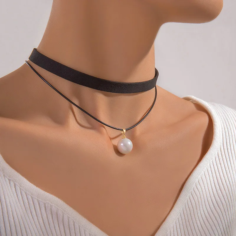 Tocona Elegant Hollow Crystal Love Heart Pendant Necklace for Women Trendy Flannelette Choker Necklace Jewelry Gift 22800