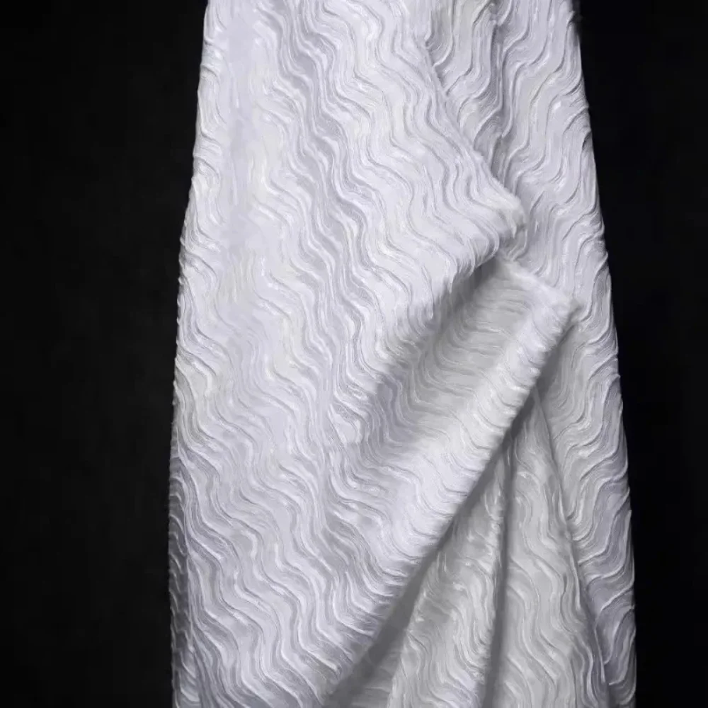 

Жаккардовая ткань с рельефным узором для осенне-зимней одежды, белая, с волнообразным водным рисунком, дизайнерская ткань для пошива одежды, продается на метры.