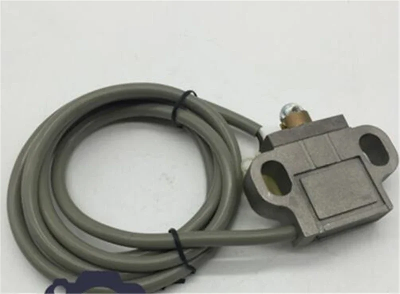 Free Shipping For Komatsu Pc -5 Pressure Switch - D4C Limit Switch PC100 120 200 210 220 300 -5 -6 Walking Switch This Item