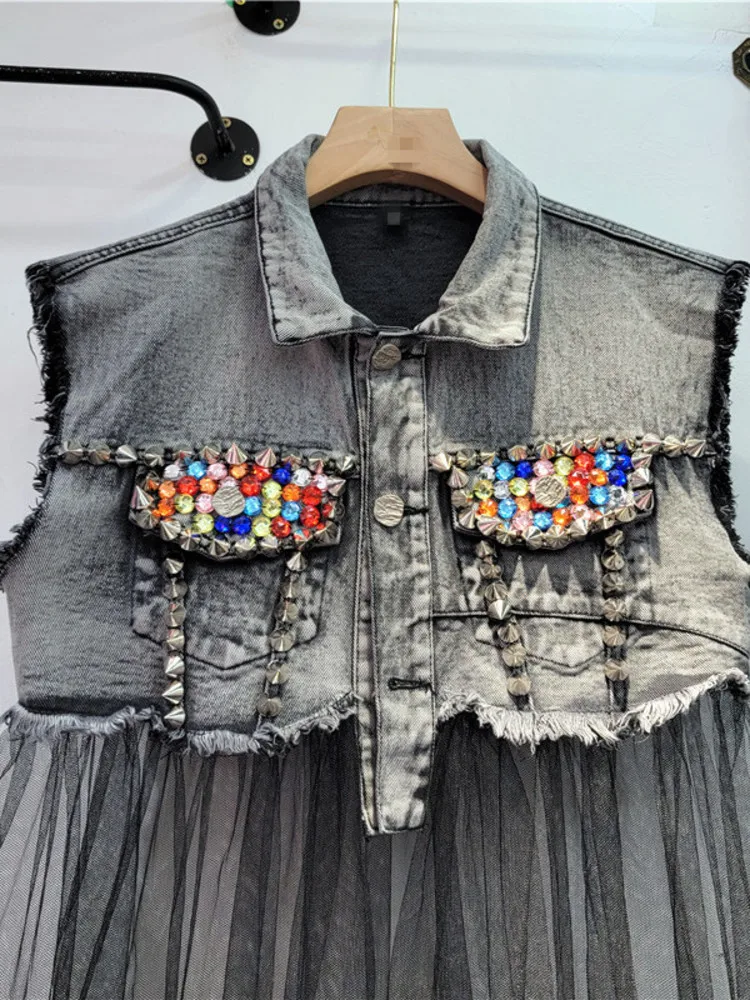 [Ewq] Distressed Grey Mouwloze Lange Denim Patchwork Mesh Vest Europese Mode Dames Kleding Klinknagel Bovenkleding 2024 Zomer Nieuw