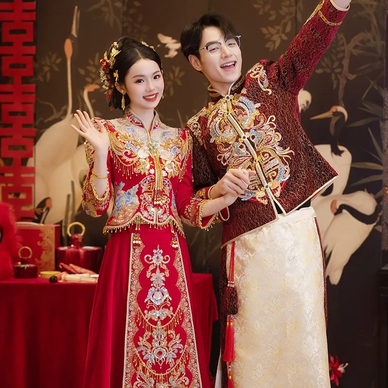 Gaun pesta mewah bergaya Cina yang elegan dengan mahkota phoenix dan jubah merah