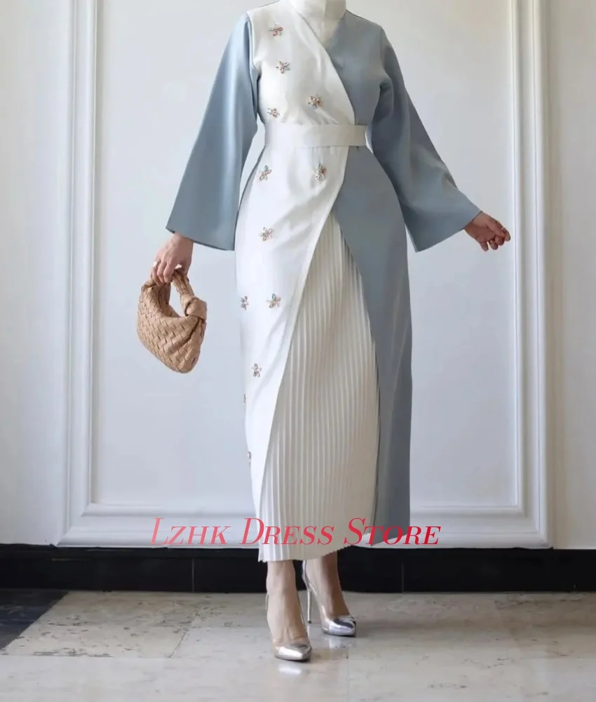 ชุดราตรีทรงตรงแบบเป็นทางการประดับคริสตัล แขนยาว คอสูง ยาวถึงข้อเท้า