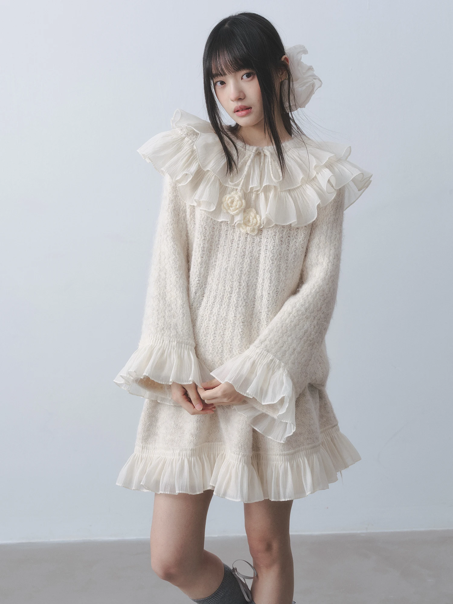 

Dirl Soft Fairy White Knitted Sweater Skirt Set with 3D Flower Embelliment High Waist Buxom Long Sve Winter Faion