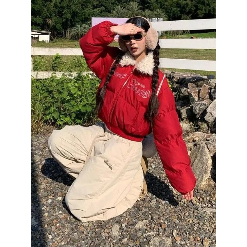 เสื้อโค้ทสไตล์อเมริกันย้อนยุคสำหรับผู้หญิง แขนยาว พิมพ์ลายตัวอักษร สไตล์ลำลอง อุ่นสบาย สีแดง แฟชั่นฤดูใบไม้ร่วงและฤดูหนาว