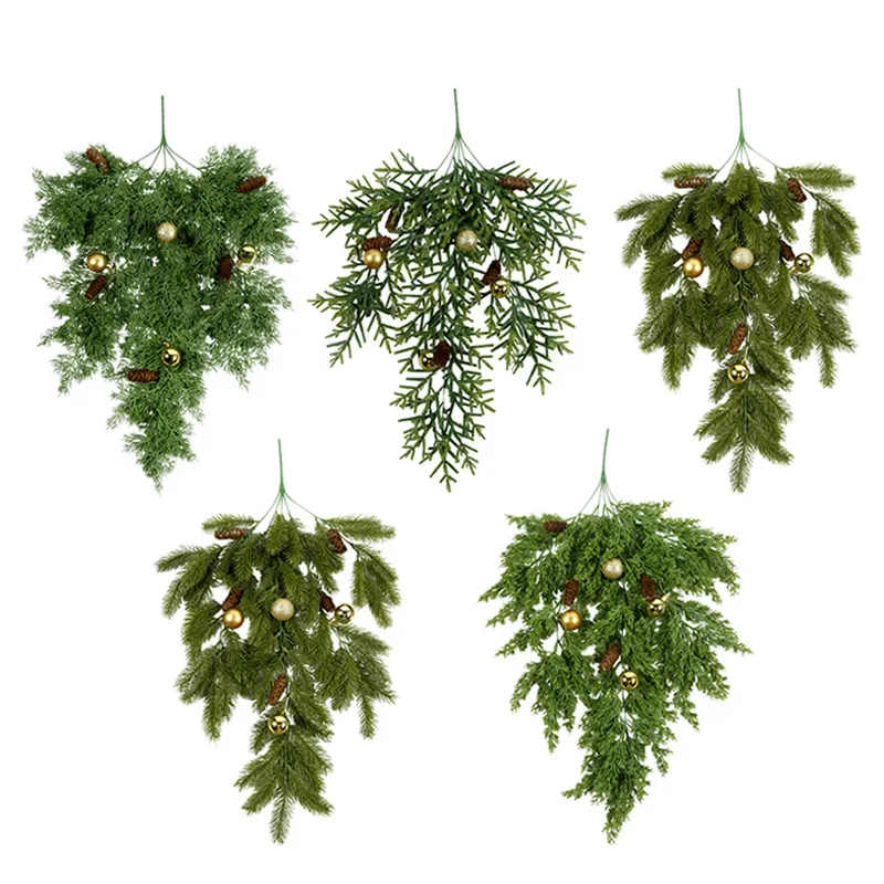 زينة عيد الميلاد محاكاة عبر الحدود إبرة الصنوبر لعيد الميلاد معلقة على الحائط من البلاستيك المزيف على شكل زهرة نباتية معلقة على الحائط
