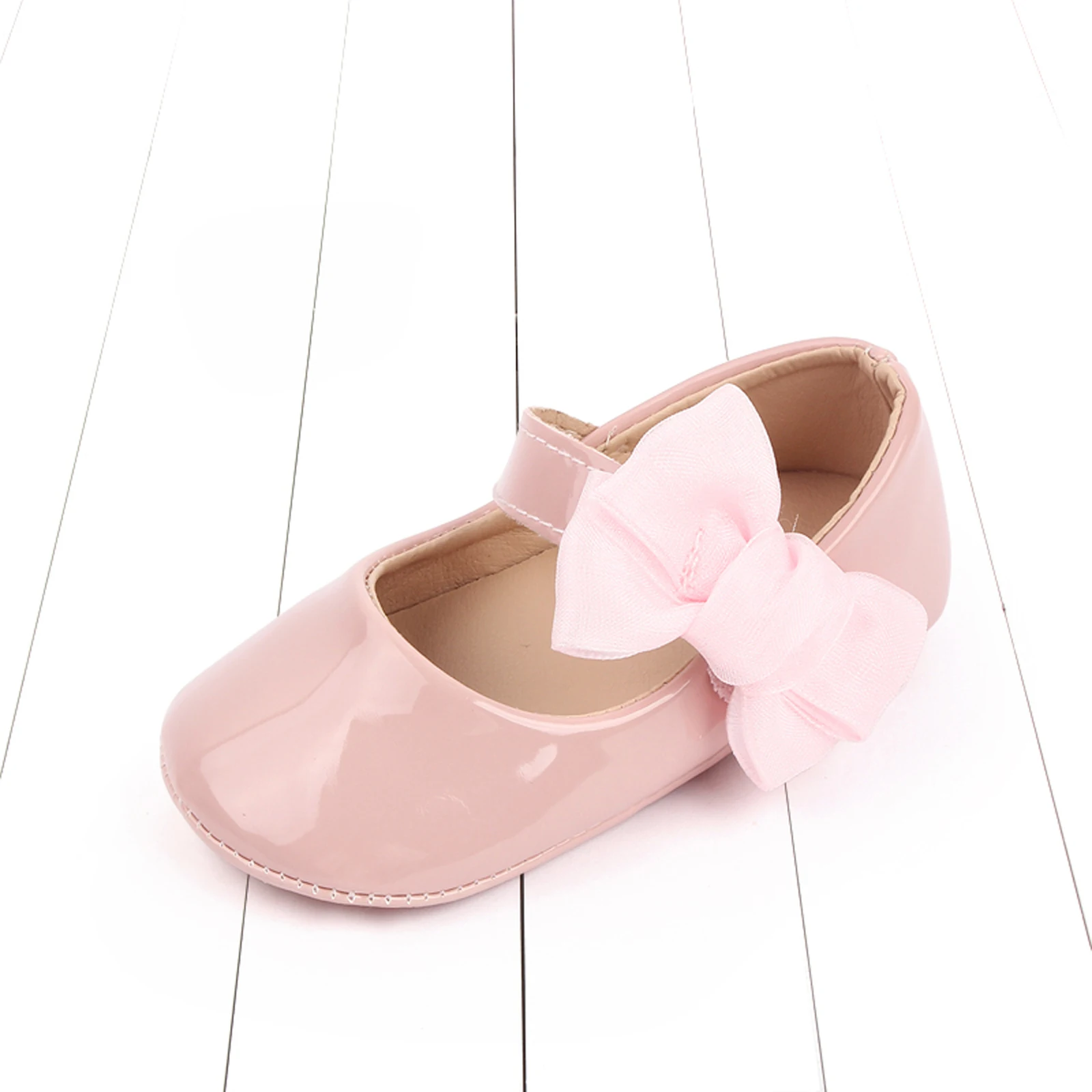 Sepatu datar bayi perempuan, Moccasinss sol lembut pita PU kulit sepatu pertama berjalan Non-Slip putri