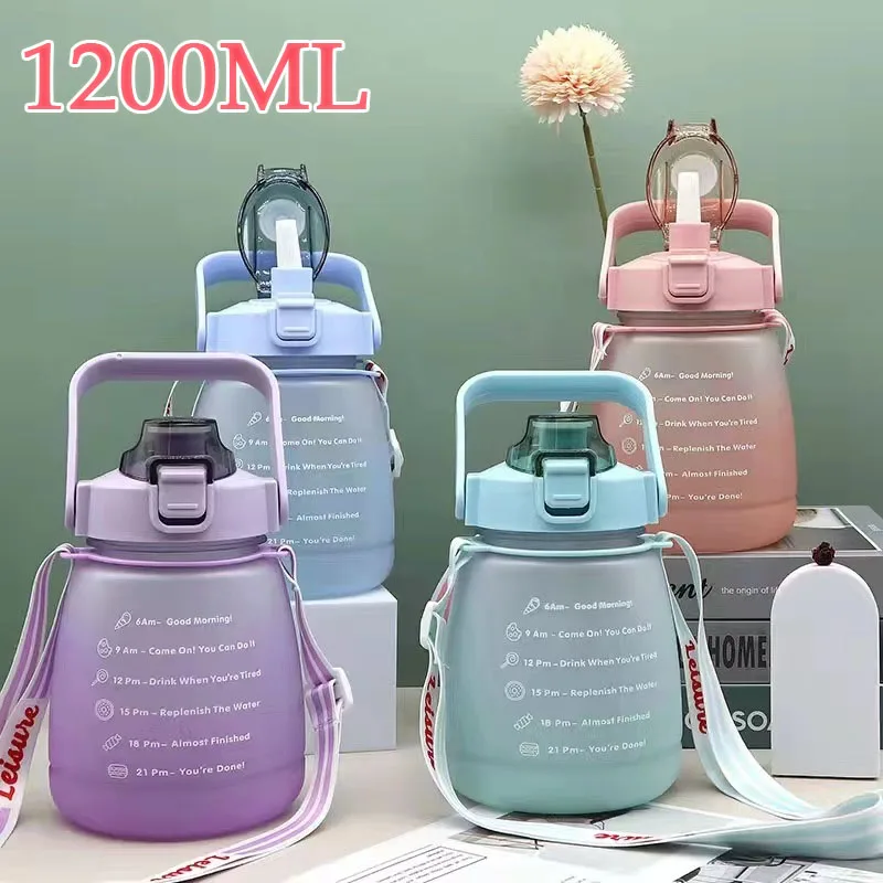 Große Kapazität, gefrostete Wasserflasche, tragbarer Plastikbecher mit Schultergurt, Strohhalm für Sport, Outdoor, Reisezubehör