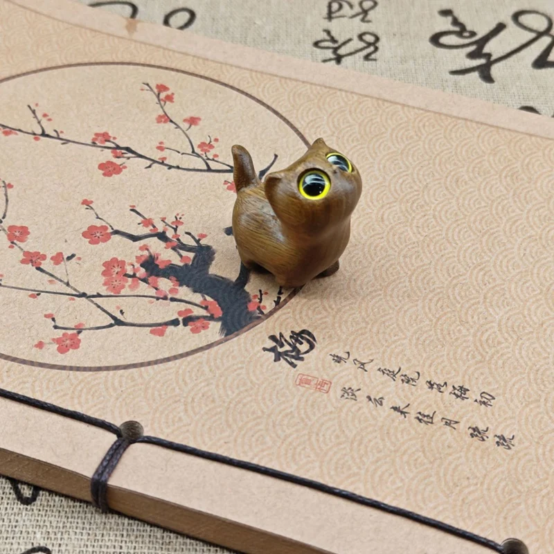 Urocza drewniana figurka kociaka - ręcznie wykonany wystrój kota, drewniana rzeźba Śliczne proste ozdoby kociaka z kreskówek