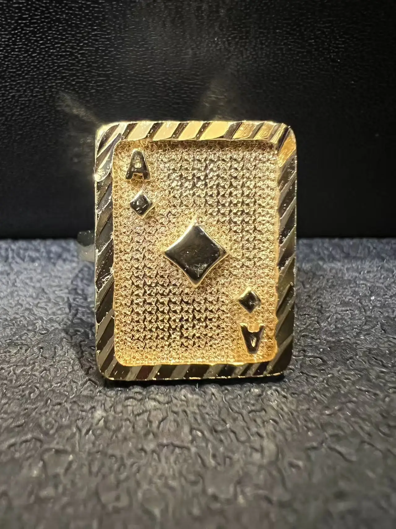 Anillo Único Chapado en Oro de 14K con Diseño de Bolsa de Dinero y Anillo de Póker