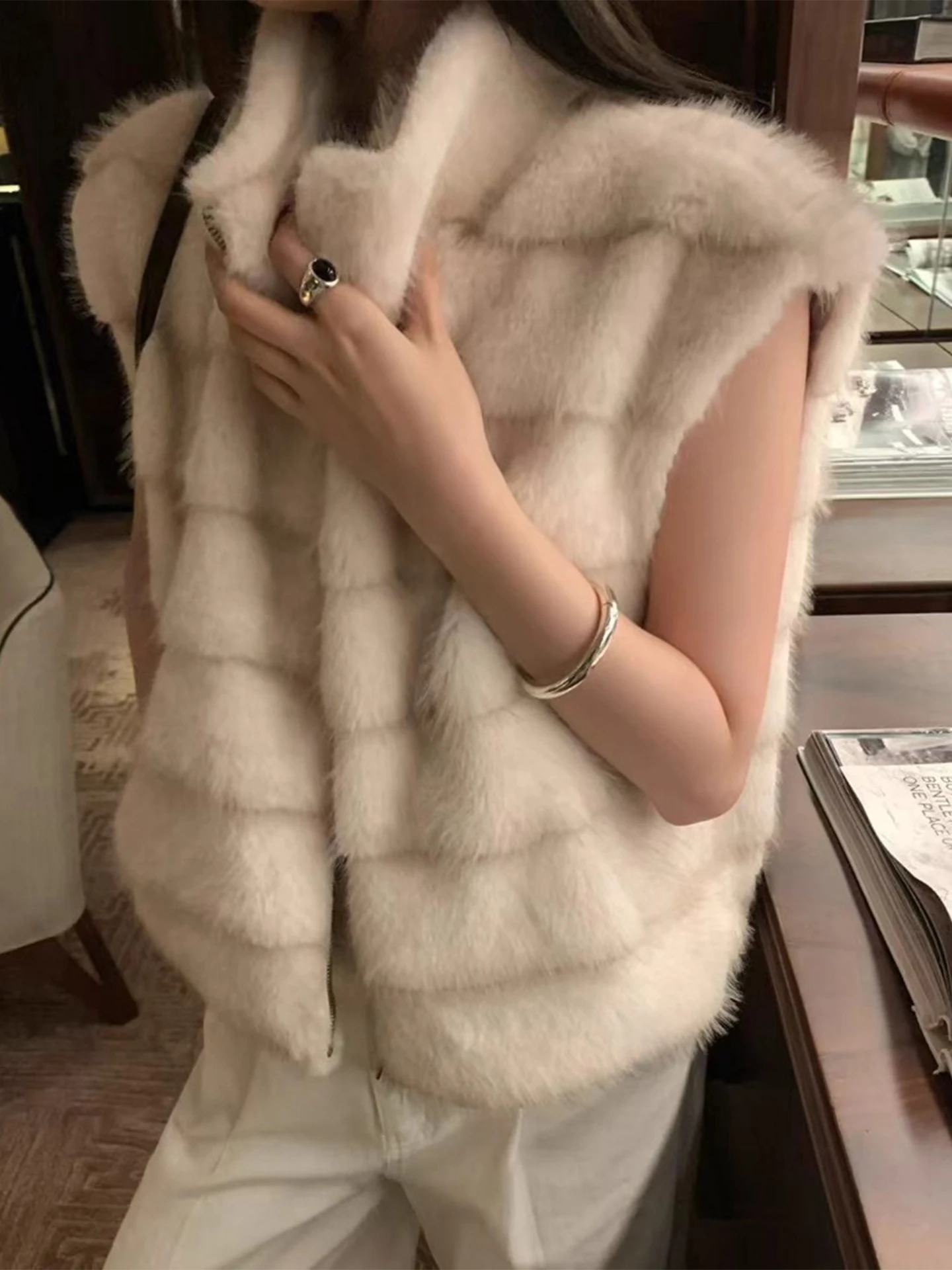 

Ретро Sle, пушистый жилет из искусственного меха, женская верхняя одежда со шлепанцами, новинка зимы 2025, мода для похудения, универсальная застежка-молния