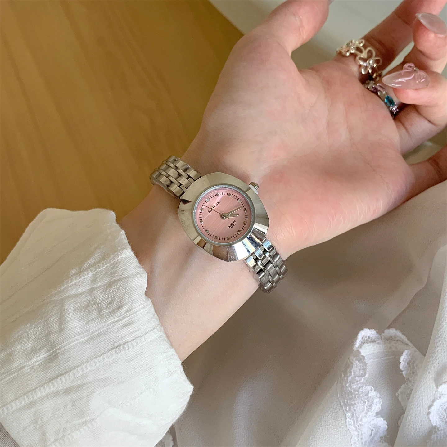 Fashionablelight luxury retro exquisite round watch for women high value art retro quartz watch ladies watch luxury high quality