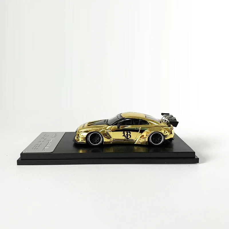 مجموعة سيارات موديل MC 1:64 GTR R35 LB ذات جسم عريض مصنوعة من خليط معدني - ذهبي كروم