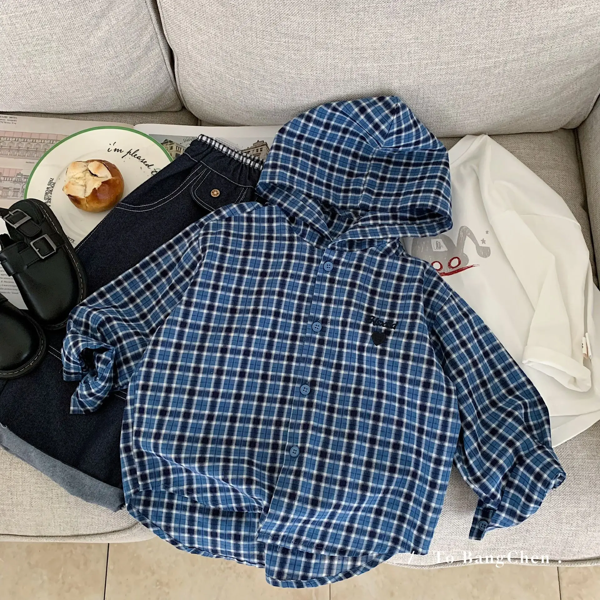 

Корейские новые осенние детские топы для мальчиков с капюшоном в клетку для маленьких мальчиков, пальто на одной пуговице с длинными рукавами, повседневная рубашка для маленьких мальчиков