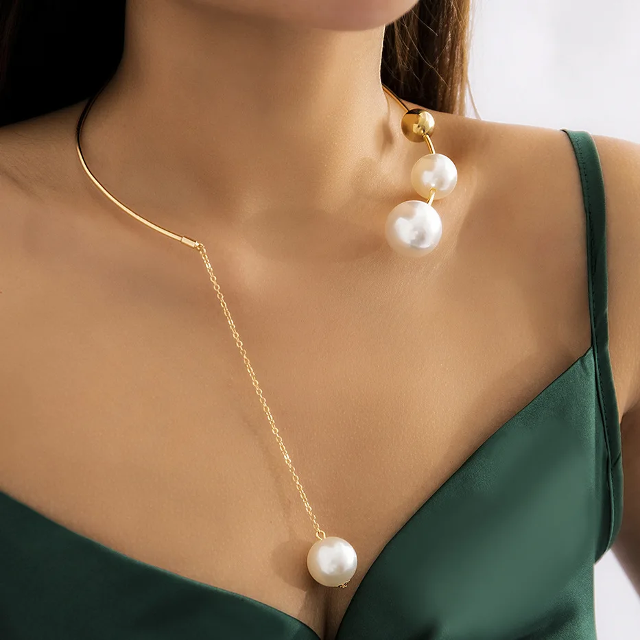 Nuova collana di apertura della clavicola con perline rotonde minimalista e personalizzata con un set di orecchini con collana di perle d\'imitazione