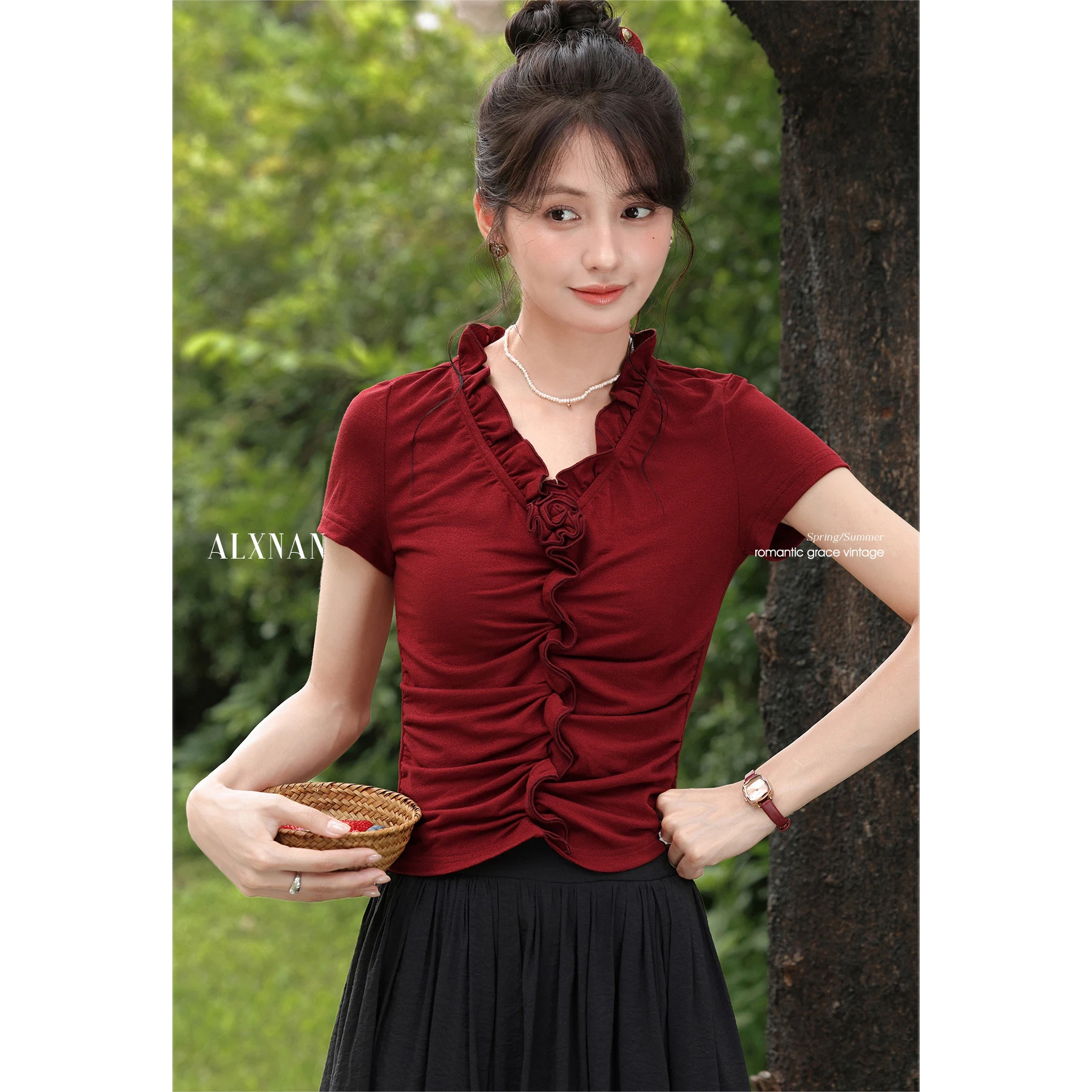 

ALXNAN Women's Red T-Shirt Elegant V-neck Pleated Slim-fit Short T-shirts 2025 Summer Casual Fashion Short Sleeve Tops L55879