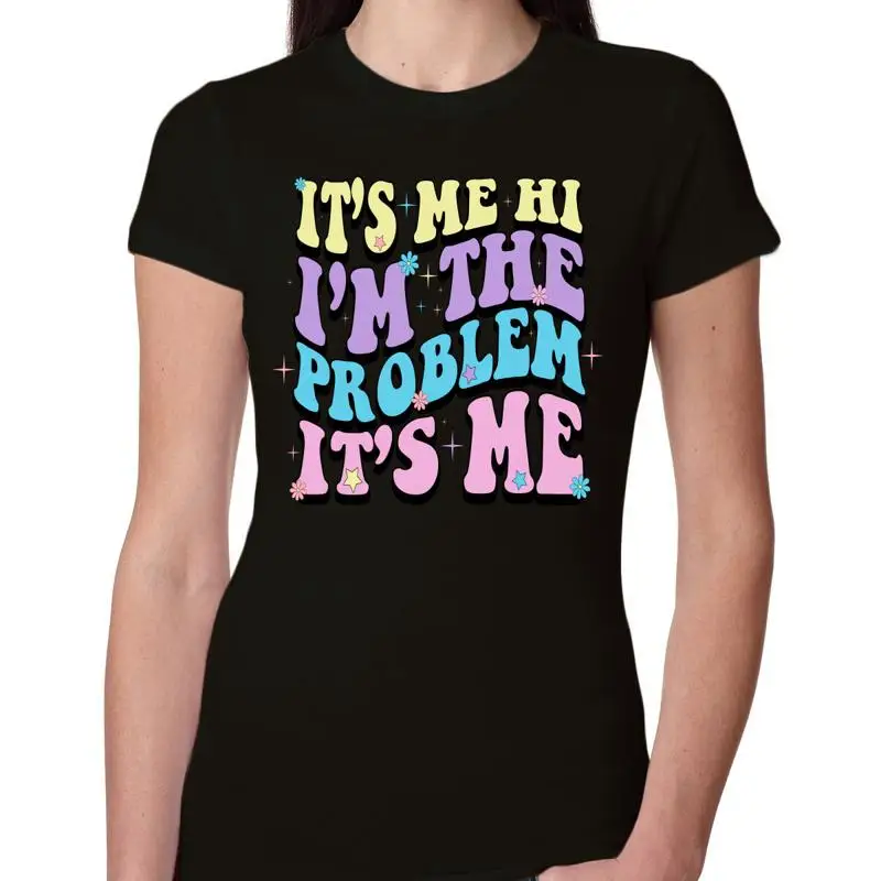 تي شيرت It Me Hi Im The Problem Groovy Letters للسيدات بقصة ضيقة