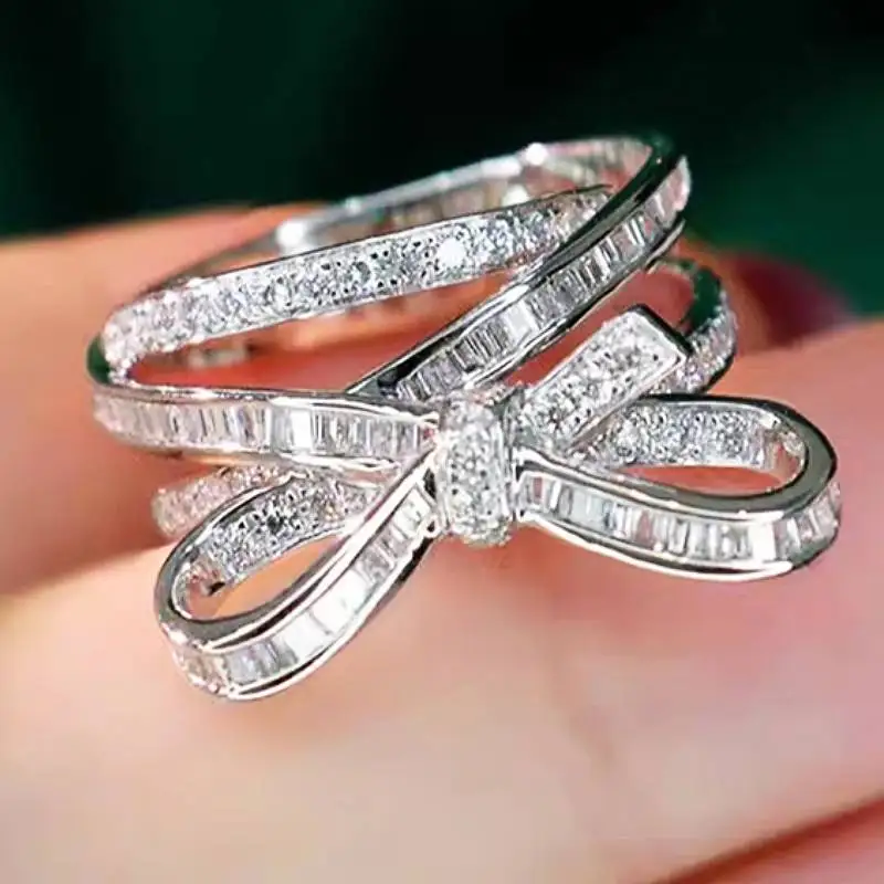 Huitan Ästhetischer Damenring in Schleifenform mit Vollbesatz aus Glänzenden Zirkonia-Steinen, Elegantes Hochzeits-Fingeraccessoire, Trendiger Schmuck für Party und Alltag