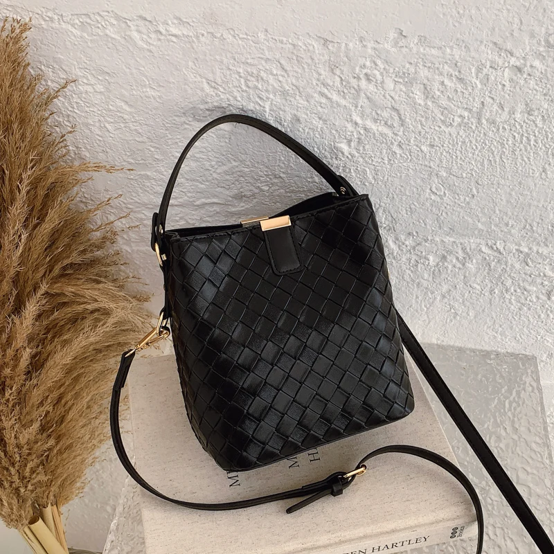 

Luxury Brand Crossbody-Bag In Elegant Leather For Women, Adjustable Chain Strap And Secure Closure, Ideal For Travel