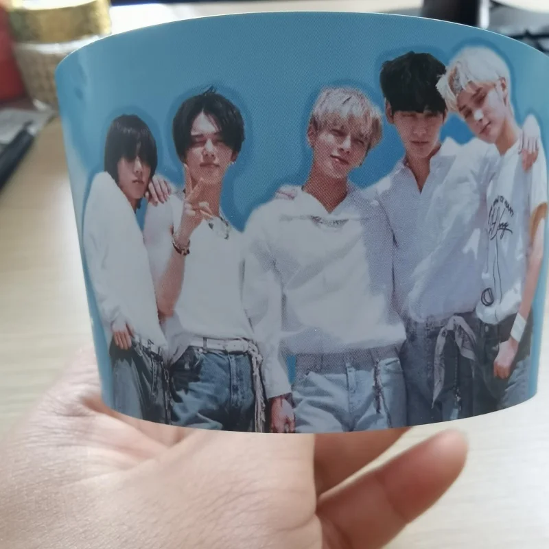 Kunden spezifisches Produkt Großhandel heiße Pappbecher Hülle kpop Ereignis kunden spezifisches Design Papier Kaffee becher hülle mit Folie Glitter reflektierend l