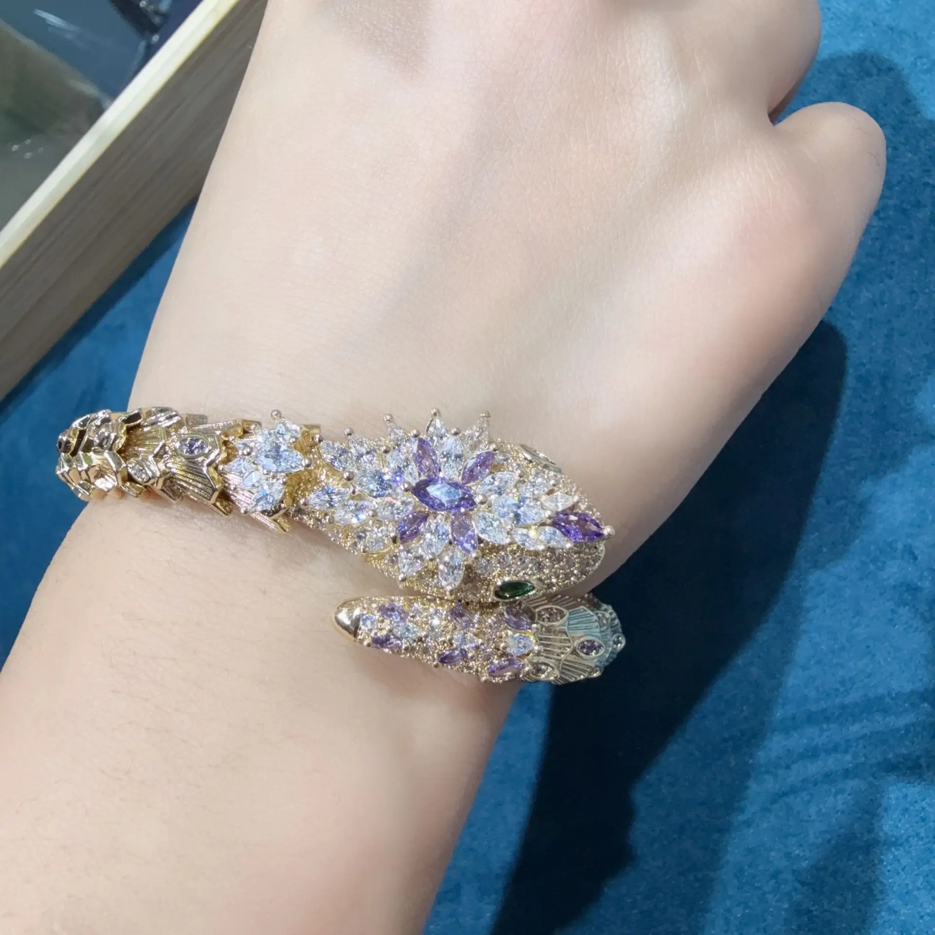 

New ins style green-eyed snake head snake-shaped bestie couple Internet celebrity hand-set diamond niche fashion craft zircon br