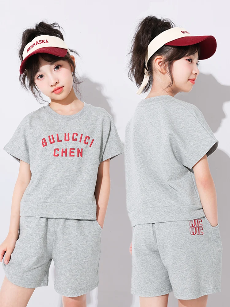 女の子の夏服2026新作おしゃれなコットン半袖ショートパンツツーピースセット、小さな女の子向けカジュアルスタイル、バレエベア柄