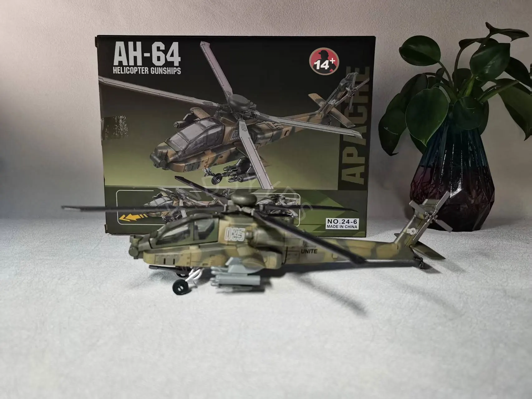 1:72 スケールおもちゃの飛行機米国アパッチ武装ヘリコプター AH64 ABS ダイキャスト航空機モデルビルディングブロックおもちゃコレクション男の子のホリデーギフト