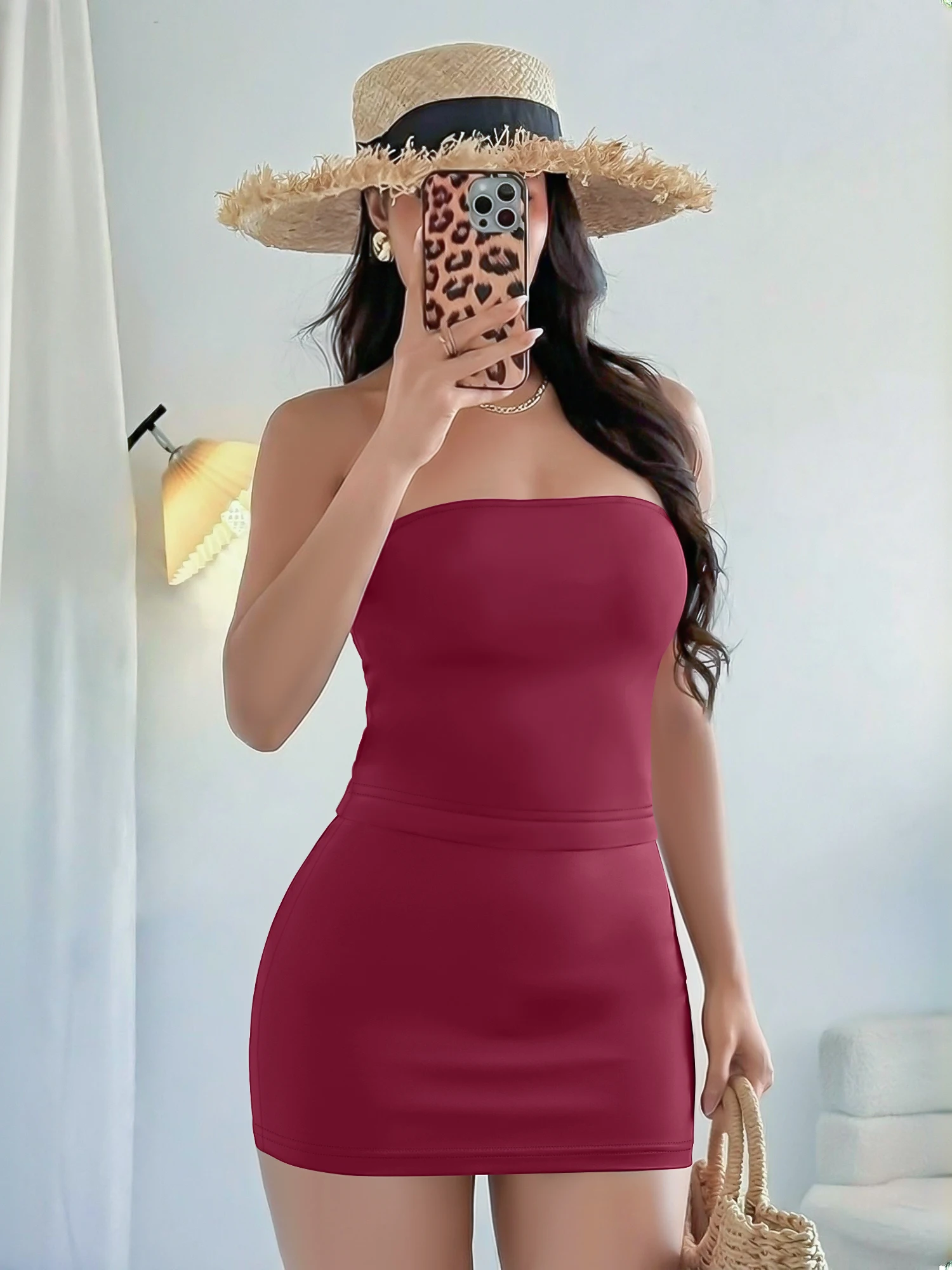 

Элегантный минималистичный комплект из двух предметов: женский однотонный топ-бюстье и мини-юбка с высокой талией, классические черно-красные сочетающиеся комплекты