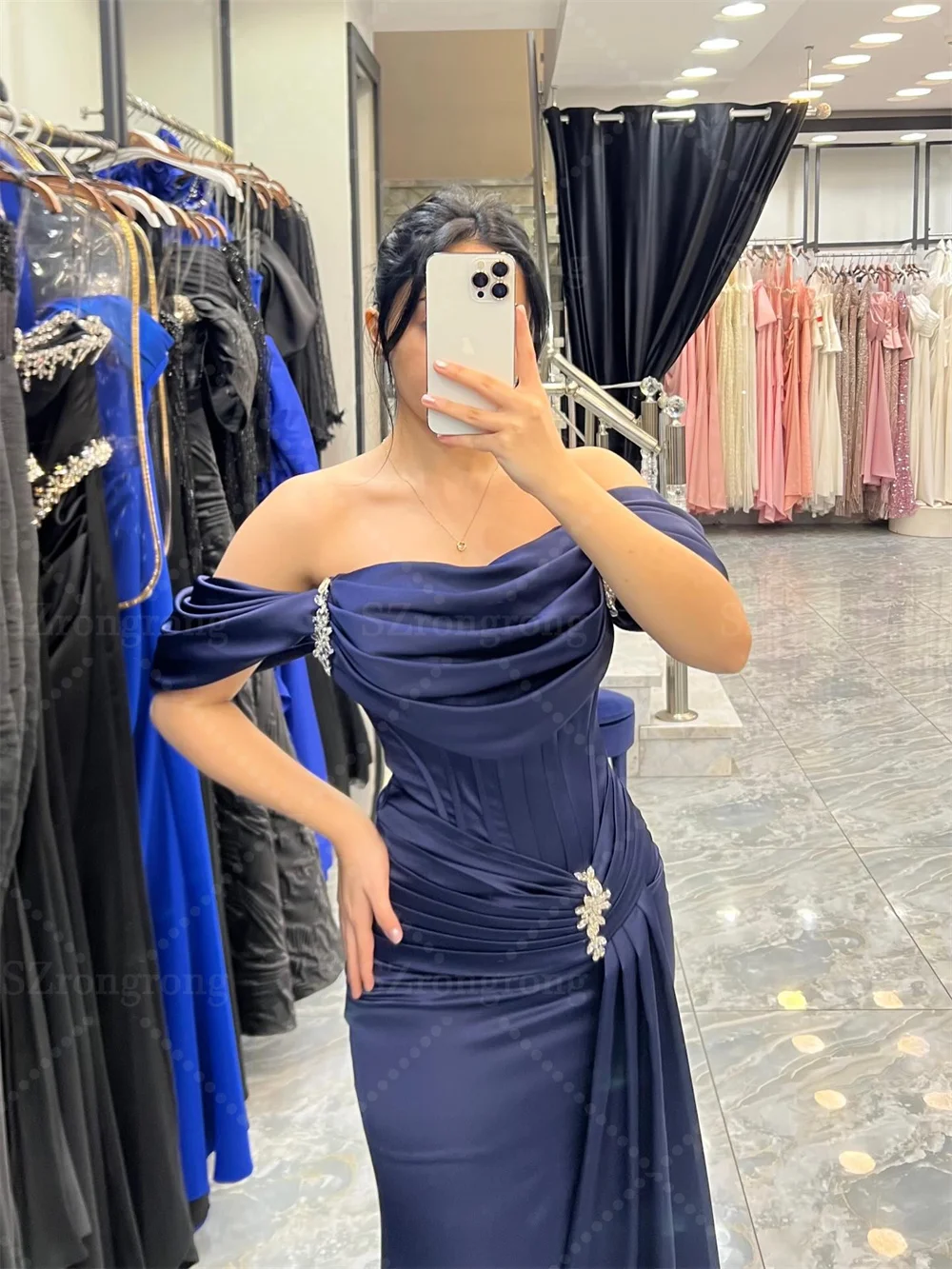 Robe de soirée formelle sur mesure, fourreau, épaules dénudées, plissée, dos nu, longueur au sol, robe de bal en cristal avec traîne