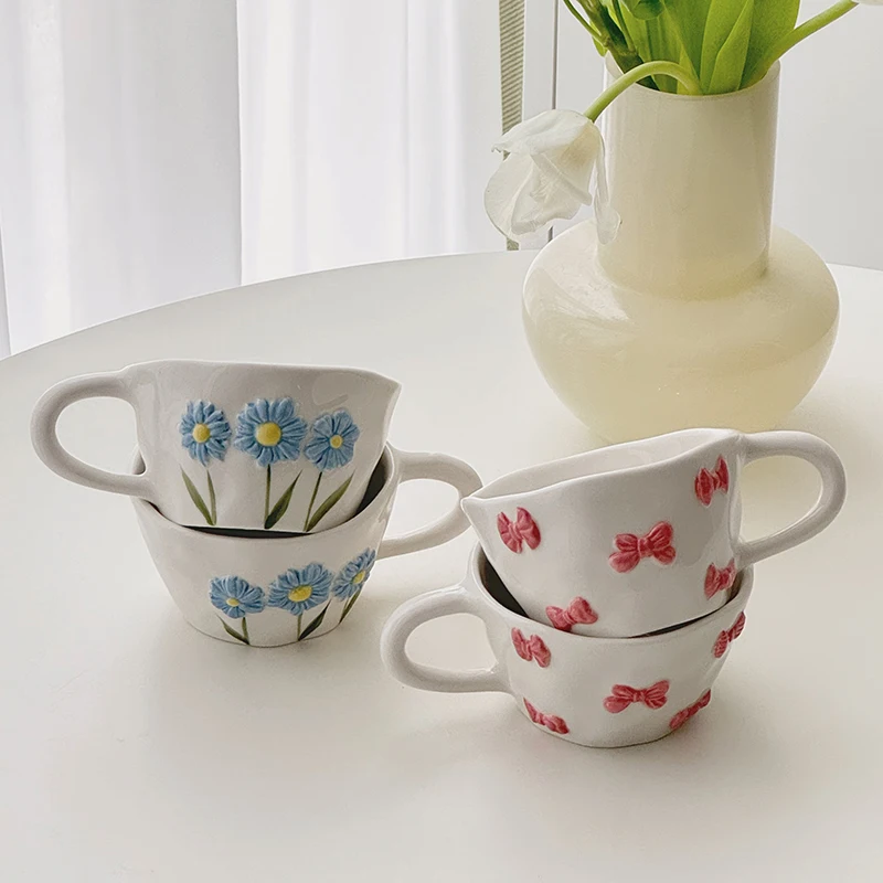 Handgekneckte Kaffeetasse, handgezeichnete unregelmäßige Unterglasur-Farbrelief, Gänseblümchen-Milch-Teetasse, rosa Schleife, Croissant, Haferflocken, Frühstückstasse