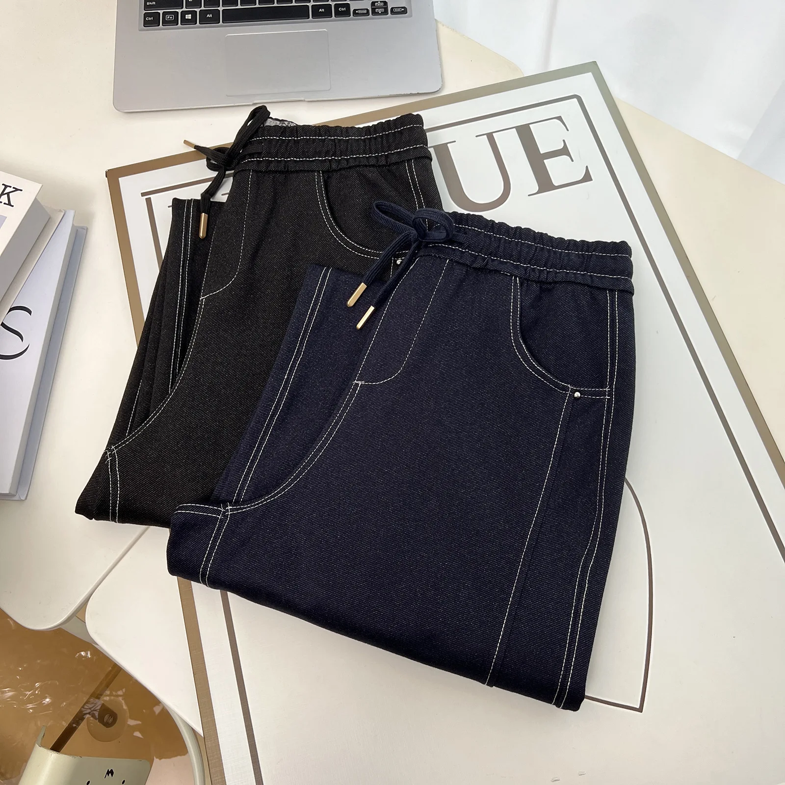 กางเกงยีนส์แฟชั่นไซส์ใหญ่พิเศษสำหรับผู้หญิง รุ่นใหม่ ฤดูใบไม้ร่วง 2025 สไตล์ลำลอง ทรงตรง มีเชือกผูกเอว รุ่น 26003