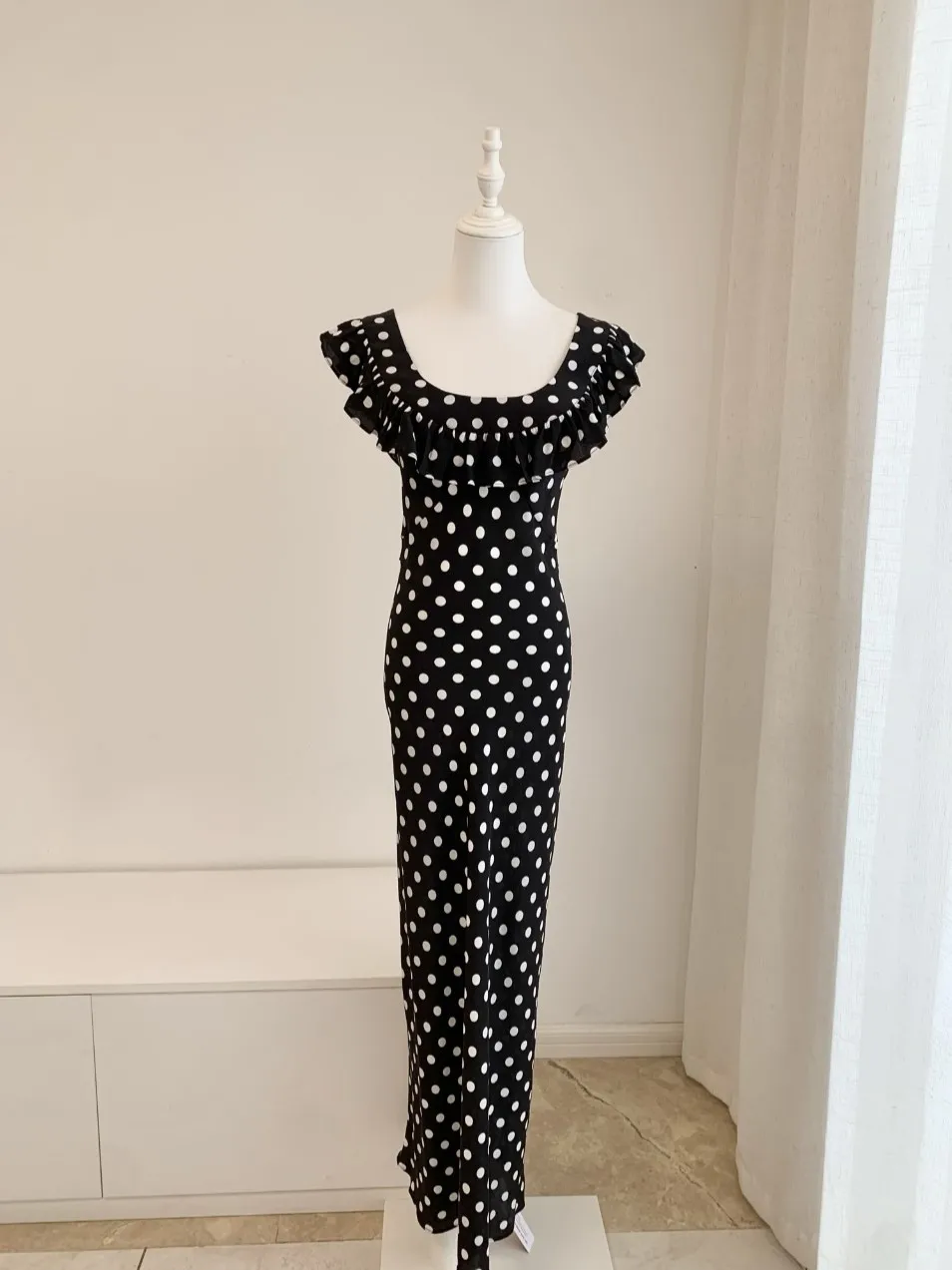 Vestido largo negro ajustado vintage sin mangas con cuello en U empalmado y volantes de seda 100% con estampado de puntos para mujer