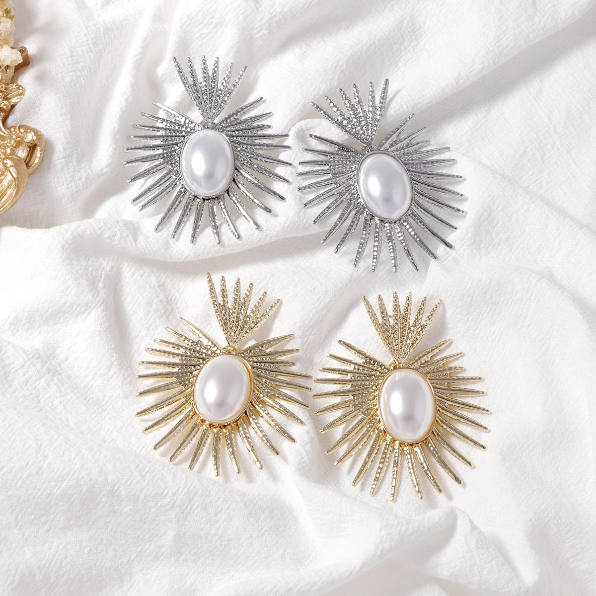 Fashion Metal Empty Earrings Oval Imitation Pearl Earrings Women's Personality Light Luxury Trend Versatile Earrings