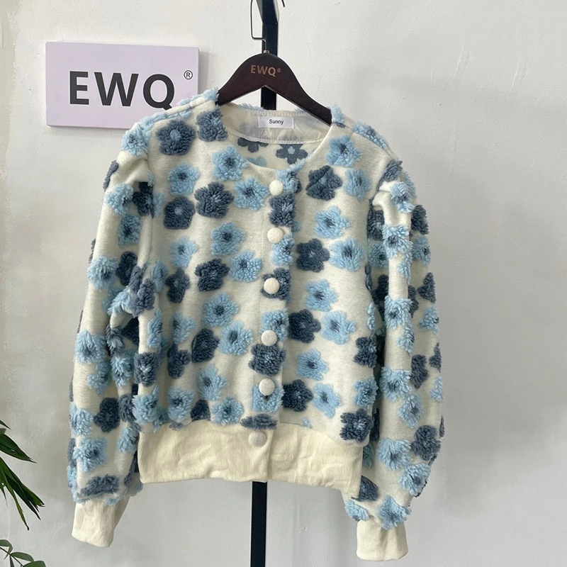 [EWQ] 2024 autumn New Three-dimensional Flower Bubble Sleeve O Neck Plush Cardigan Short Warm Pink Coat Tops Women Red Clothing