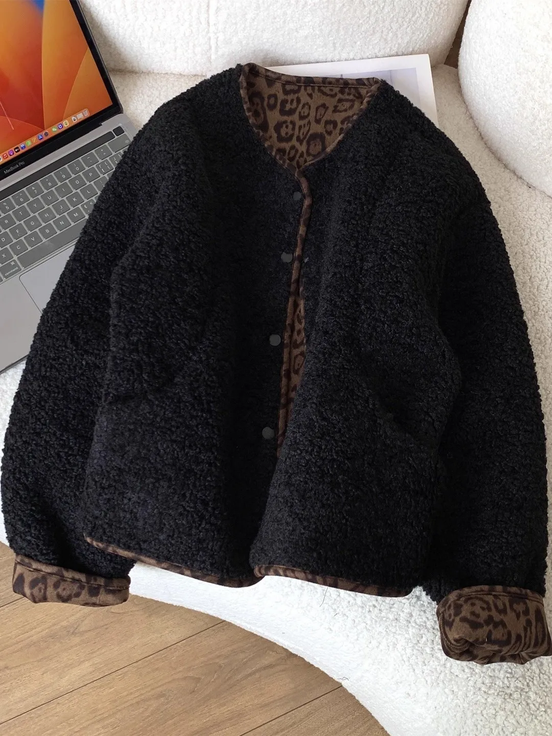 

Зимняя куртка большого размера из оленьей кожи с леопардовым принтом, с отделкой из овечьей шерсти, утепленная, из натуральной кожи с меховой подкладкой.