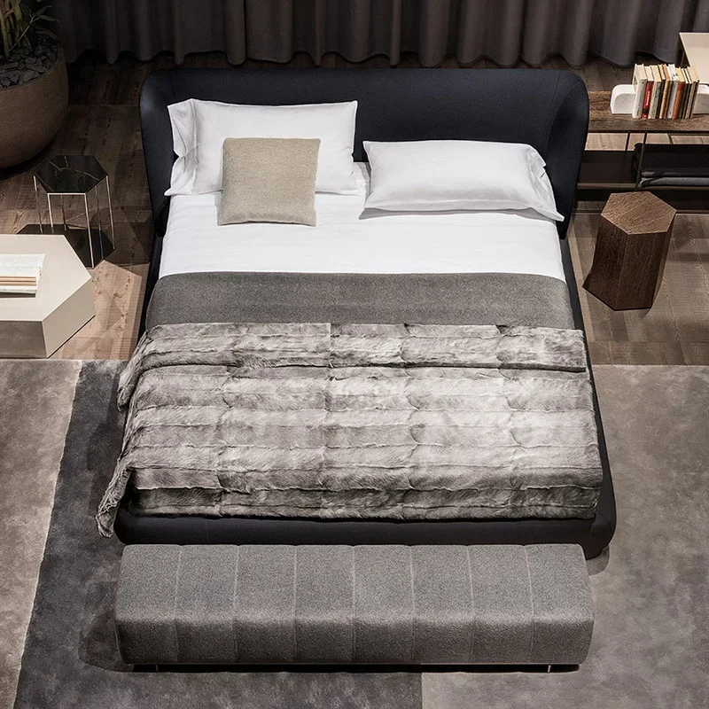 Villa modern minimalis dengan lantai datar, kamar tidur utama ganda bergaya Italia, tempat tidur kayu solid Italia.