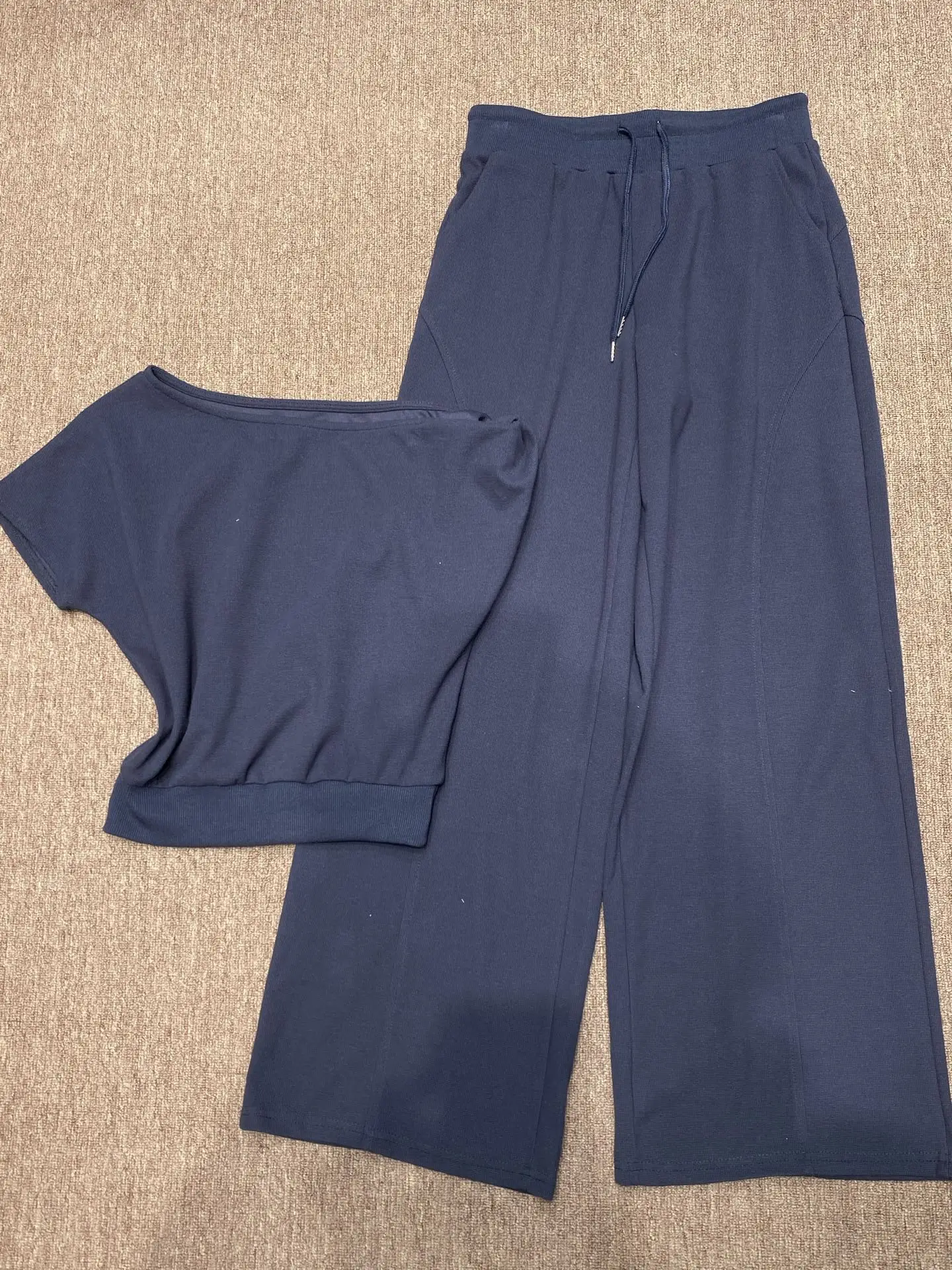 

Fashionable Short Women's Sportswear Set Casual Elastic Waist Wide Leg Pants Trendy Shoulder Baring Top Summer Outfit